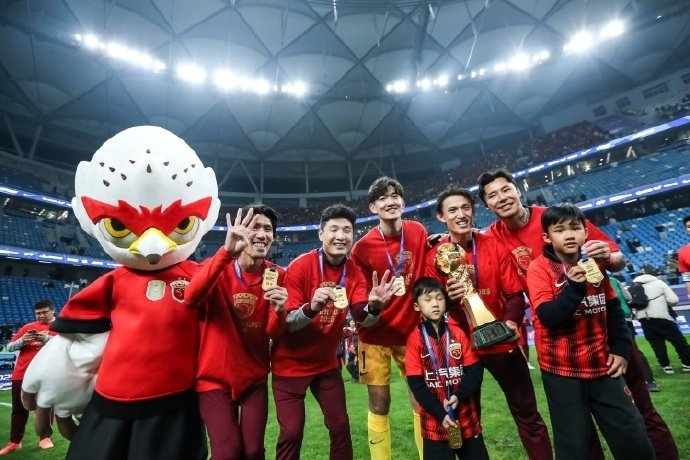 pg电子游戏官网官方网站-36岁海港老将吕文君退役，挂帅一生一世队|上海海港|上观新闻|陈华_新浪体育_新浪新闻